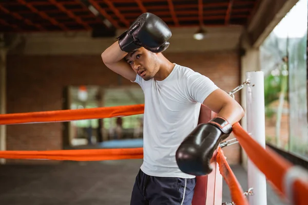 Boxeador Masculino Suando Seu Suor Usando Luvas Boxe Pretas Sua — Fotografia de Stock