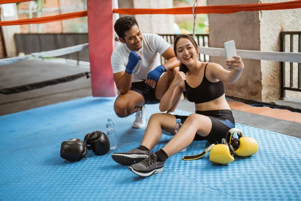 Boxeador Femenino Boxeador Masculino Apretaron Brazo Escalera Mientras Tomaban Foto — Foto de Stock