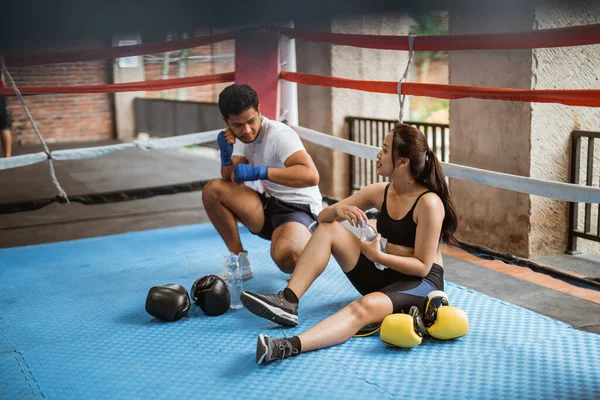 Boxeador Masculino Fazendo Movimento Boxe Lado Boxeador Feminino Enquanto Sentado — Fotografia de Stock