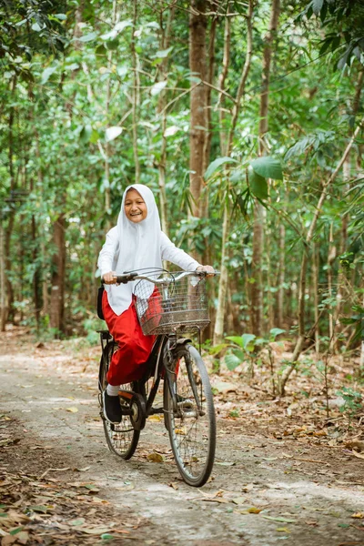 Egy Gyönyörű Egyenruhás Általános Iskolás Lány Biciklizik Vidéki Úton Sok — Stock Fotó