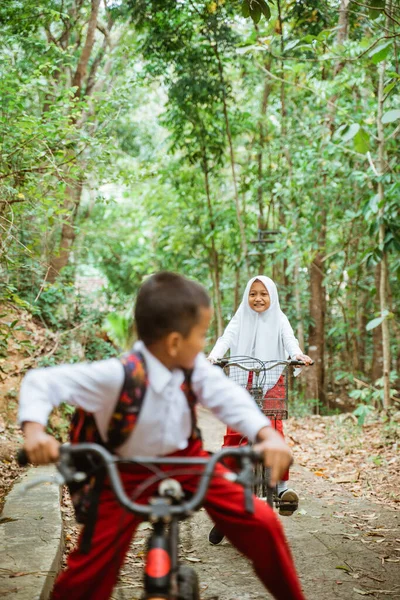 Студент Начальной Школы Останавливает Свой Велосипед Ожидая Своего Друга Который — стоковое фото
