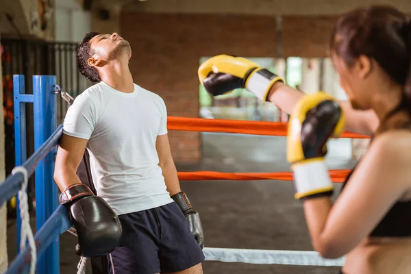 Boxeador Masculino Empurrado Para Canto Anel Caixa Enquanto Perfurado Pelo — Fotografia de Stock