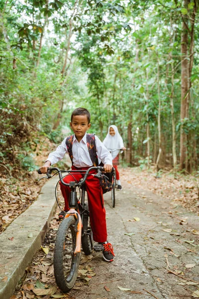 Ученик Начальной Школы Останавливает Велосипед Обочине Дороги Друг Улыбается Сзади — стоковое фото
