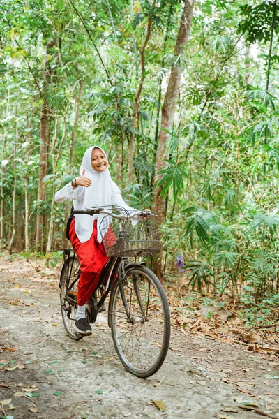 Egy Gyönyörű Női Elemi Diák Egyenruhában Biciklizik Végig Vidéki Úton — Stock Fotó