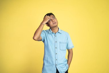 Asyalı genç adam düşüncelerini izole bir şekilde ifade ediyor.