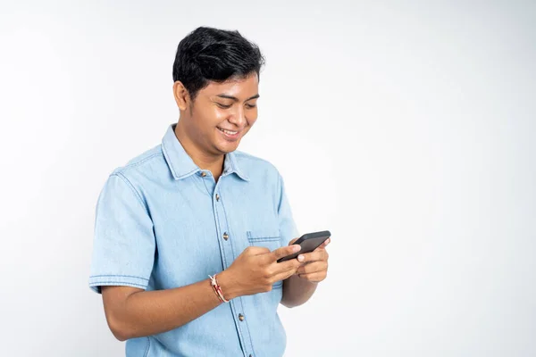 Retrato Joven Asiático Pie Usando Teléfono Celular Sobre Fondo Aislado — Foto de Stock