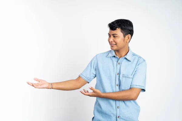 Portret Młodego Azjaty Stojącego Obiema Rękami Przedstawiający Coś Obok Odosobnionego — Zdjęcie stockowe