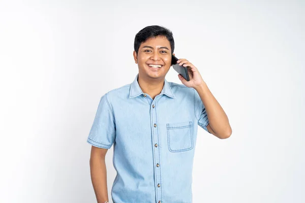 Портрет Улыбающегося Молодого Азиата Звонящего Мобильному Телефону Изолированном Фоне — стоковое фото