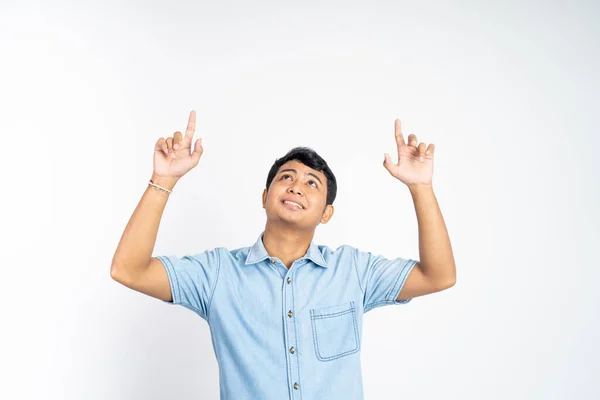 Portret Młodego Azjaty Stojącego Obiema Palcami Wskazującymi Patrzącego Odosobnione Tło — Zdjęcie stockowe