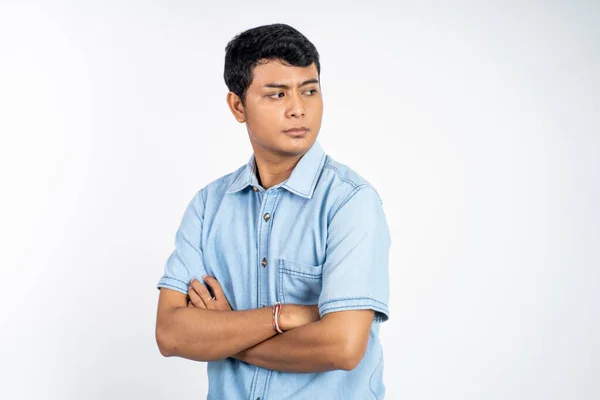 Retrato Joven Asiático Hombre Pie Con Cruzado Manos Aislado Fondo —  Fotos de Stock