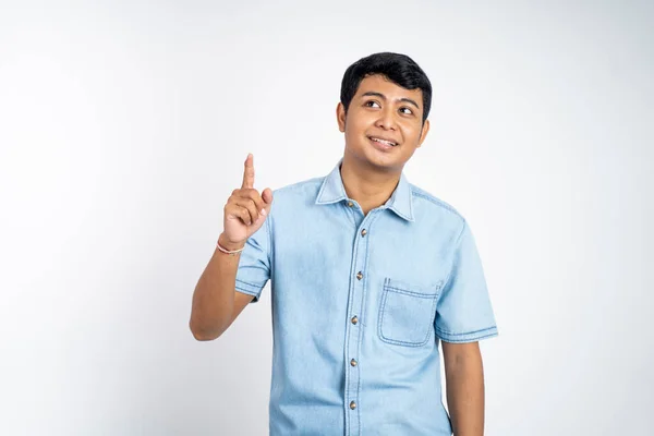 Porträt Eines Asiatischen Mannes Mit Erhobenem Zeigefinger Auf Isoliertem Hintergrund — Stockfoto