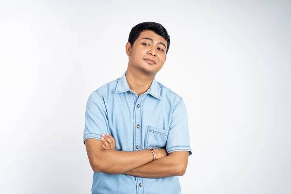 Porträt Eines Jungen Asiatischen Mannes Mit Verschränkten Händen Vor Isoliertem — Stockfoto