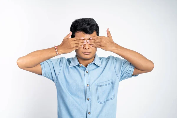 Portrét Mladého Asijského Muže Stojícího Zavřenýma Očima Izolovaném Pozadí — Stock fotografie