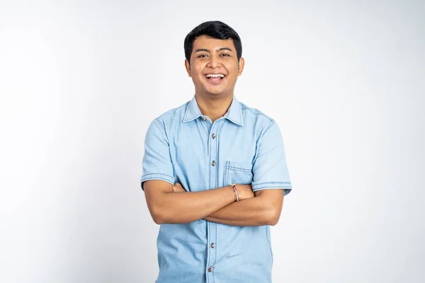 Portrét Mladého Asijského Muže Stojícího Zkříženýma Rukama Izolovaném Pozadí — Stock fotografie