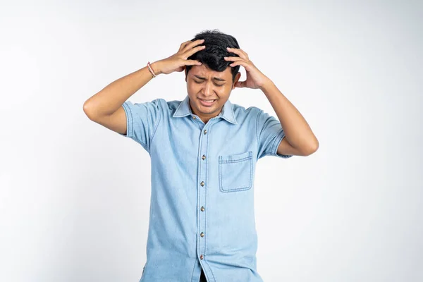 Junger Asiatischer Mann Hält Kopf Während Ihm Vor Isoliertem Hintergrund — Stockfoto