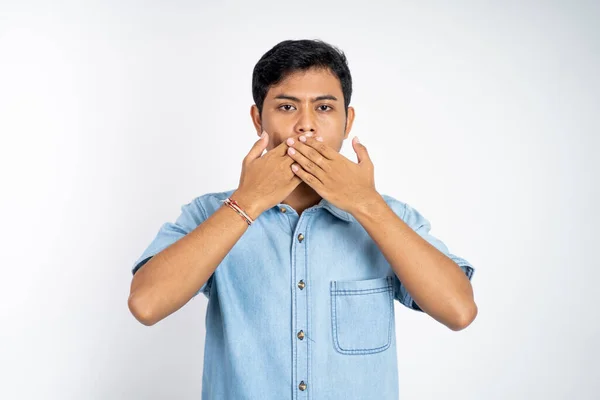 Porträtt Ung Asiatisk Man Stående Med Två Händer Täcker Munnen — Stockfoto