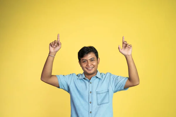 Porträt Eines Asiatischen Mannes Lächelt Mit Erhobenem Finger Hintergrund — Stockfoto