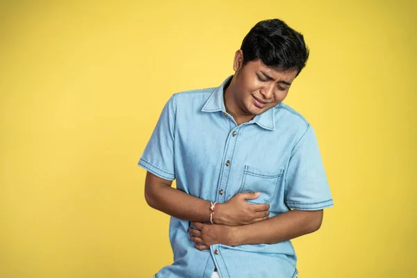 Porträt Eines Jungen Asiaten Mit Bauchschmerzen Auf Isoliertem Hintergrund — Stockfoto