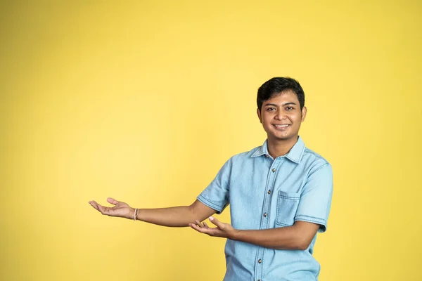Portret Azjaty Śmieje Się Gestem Ręki Prezentującym Coś Odosobnionym Tle — Zdjęcie stockowe