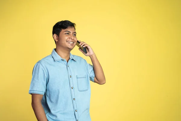 Νεαρός Ασιάτης Άνδρας Χαμόγελο Ενώ Καλώντας Χρησιμοποιώντας Smartphone Ένα Απομονωμένο — Φωτογραφία Αρχείου