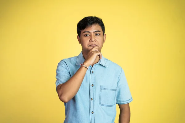 Jovem Asiático Homem Stand Com Sardônica Expressão Como Mão Queixo — Fotografia de Stock
