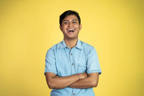 Porträtt Ung Asiatisk Man Stå Med Korsade Händer Och Skratta — Stockfoto