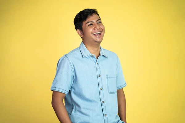 Portrét Mladého Asiata Stojí Vesele Směje Izolovaným Pozadím — Stock fotografie
