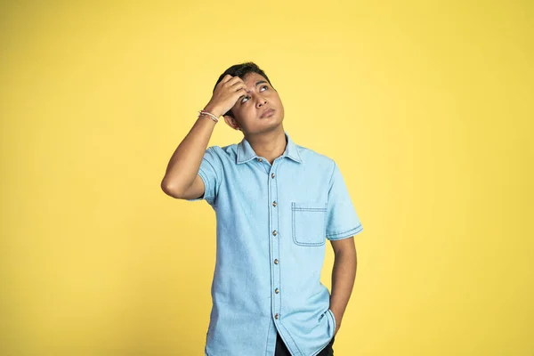 Jovem Asiático Homem Stand Com Expressão Pensar Ideia Isolado Fundo — Fotografia de Stock