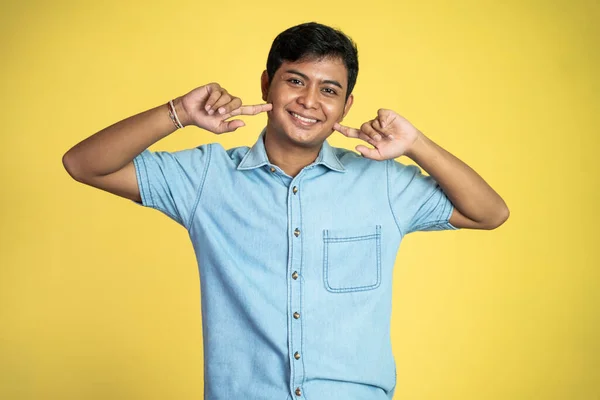 Portrét Mladého Asijského Muže Stojí Veselým Výrazem Izolovaném Pozadí — Stock fotografie
