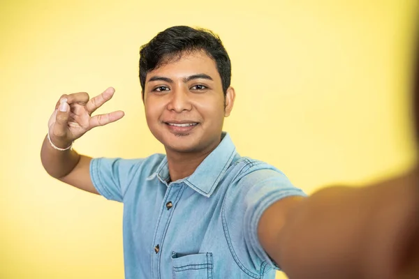 Retrato Asiático Macho Selfie Com Sorriso Sinal Gesto Isolado Fundo — Fotografia de Stock