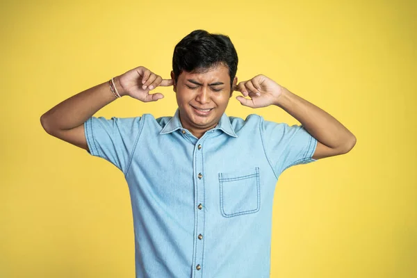 Mladý Asijský Muž Vážné Zakrývání Uší Dvěma Rukama Izolovaném Pozadí — Stock fotografie