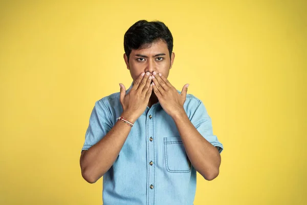 Asyalı Genç Bir Adam Ağzını Kapatıyor Iki Eli Izole Edilmiş — Stok fotoğraf