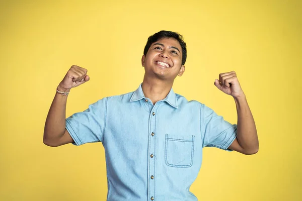 Portrét Vzrušeného Mladého Asijského Muže Stojící Sebevědomým Gestem Ruky Žlutém — Stock fotografie