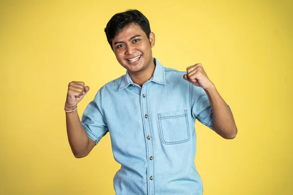 Portrét Energického Sebevědomého Mladého Asijského Muže Izolovaným Pozadím — Stock fotografie