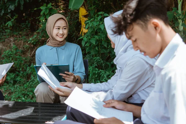 Professora Hijab Sorrindo Enquanto Ensinava Alunos Natureza Durante Aula Livre — Fotografia de Stock