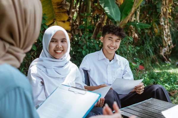 Male Female Students Looking Female Teacher Hijab Teaching Outdoor Class — Stock Photo, Image