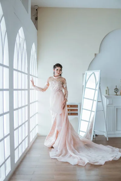Asiatische Braut Orangefarbenen Langen Frackkleid Zwischen Fenster Und Spiegel — Stockfoto