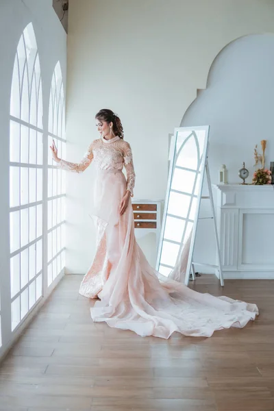 Asiatische Braut Orangefarbenen Langen Frackkleid Die Fenster Steht Und Nach — Stockfoto
