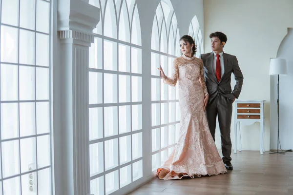 Menyasszonyok Együtt Állnak Kinéznek Ablakon — Stock Fotó