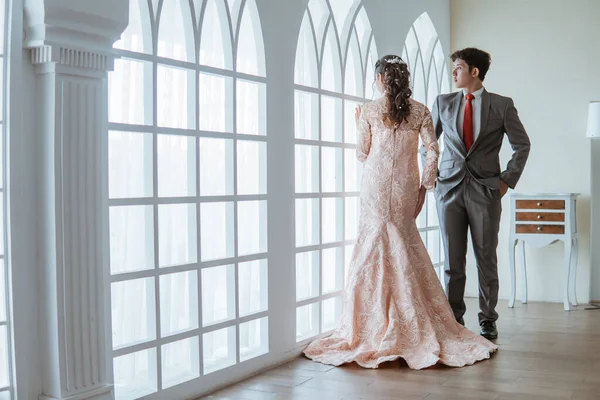Ázsiai Menyasszony Áll Vőlegény Kinézett Ablakon — Stock Fotó