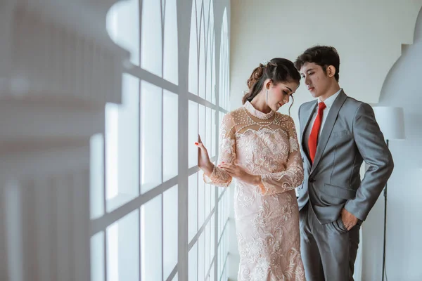 Asiático Noivo Olhando Para Belo Noivas Que Dobrar Cabeça Enquanto — Fotografia de Stock
