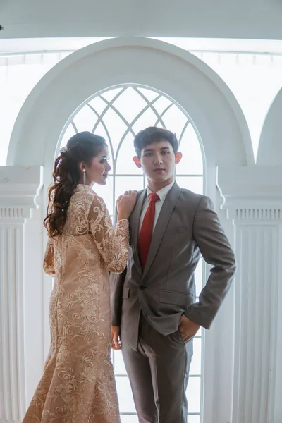 Sposo Asiatico Guardando Avanti Accanto Alle Spose Con Finestra Come — Foto Stock