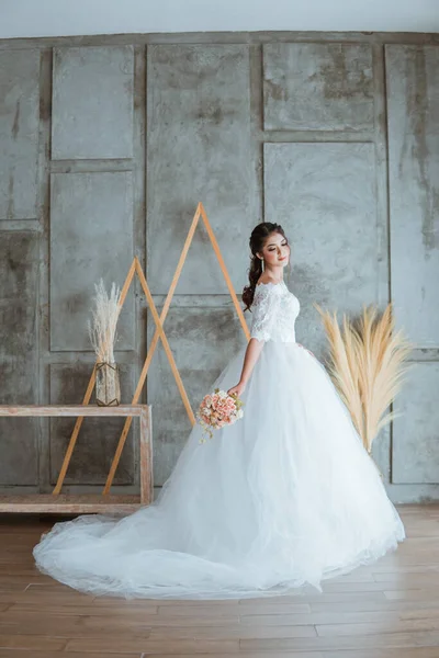 Belle Mariée Asiatique Blanc Longue Robe Queue Debout Avec Bouquet — Photo