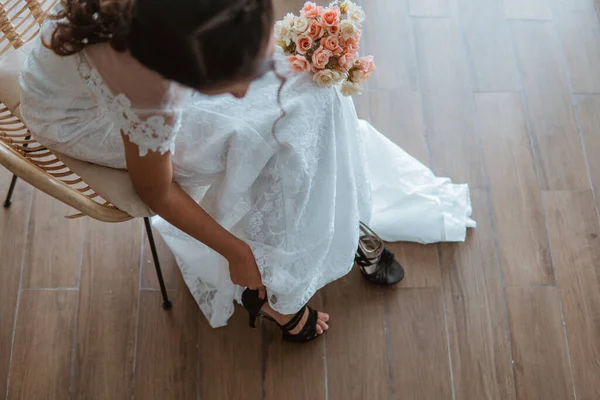 Азиатская Невеста Белом Платье Принести Букет Цветов Время Ношения Черных — стоковое фото