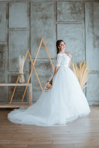 Asiatische Braut Weißen Langen Frackkleid Stehend Legte Ihre Linke Hand — Stockfoto