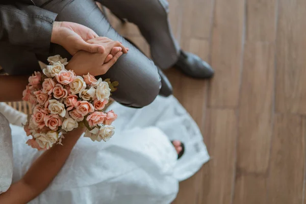 Aziatische Bruiden Zitten Stoel Samen Hand Hand Met Bloemen Boeket — Stockfoto