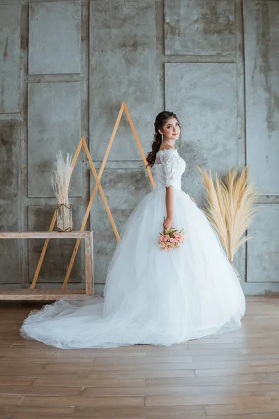 Mariée Asiatique Robe Blanche Longue Queue Debout Avec Bouquet Fleurs — Photo