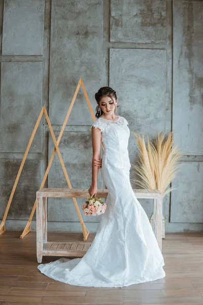 Wunderschöne Asiatische Braut Weißen Kleid Stehend Und Mit Dem Blumenstrauß — Stockfoto