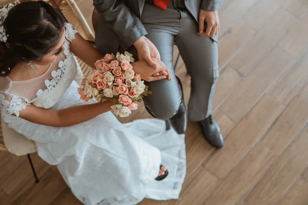 Asiatisk Brudgum Grå Kostym Håller Bruden Handen Medan Sitter Stolen — Stockfoto