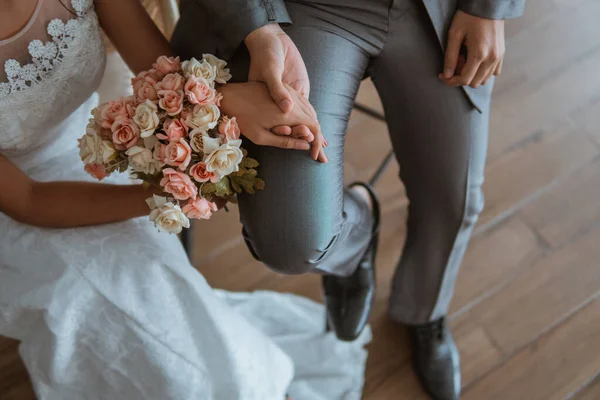 Asijské Nevěsty Drží Ruce Zatímco Sedí Židli Drží Květiny Kytice — Stock fotografie